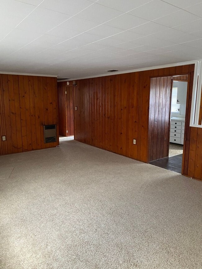 Building Photo - 2 bedroom 1 bath not too far from downtown...