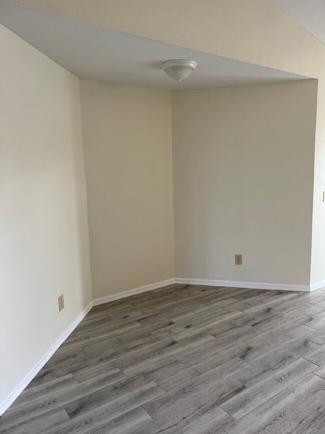 Building Photo - 3 BEDROOM 2 BATH  RENTAL  HOME IN THE SOUT...