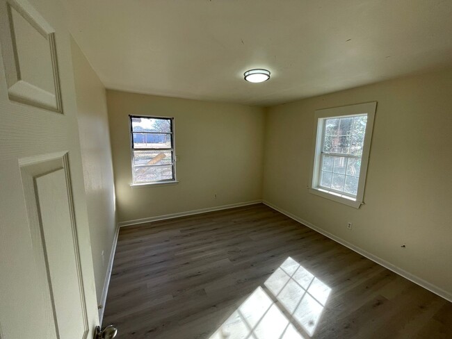 Building Photo - Remodeled 2 Bedroom Home