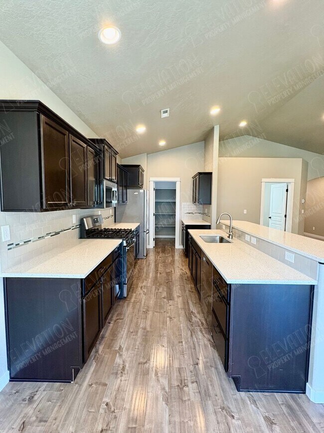 Building Photo - 60868 SE Sweet Pea Dr