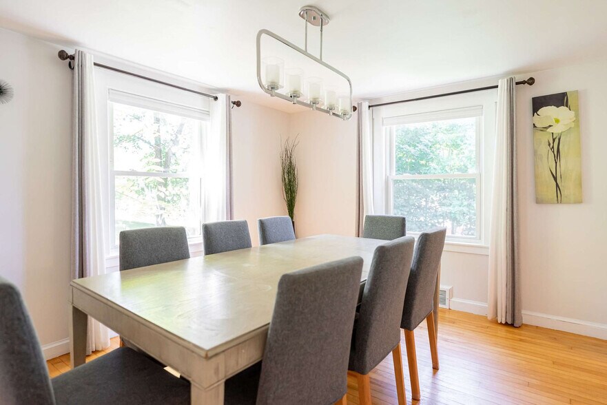 Building Photo - 253 Main St