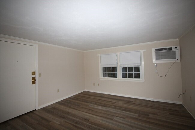 Building Photo - 155 Old Meetinghouse Rd