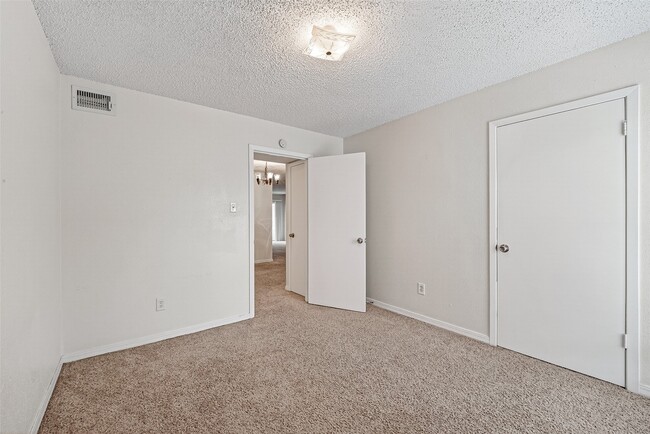 Building Photo - 2800 Jeanetta St
