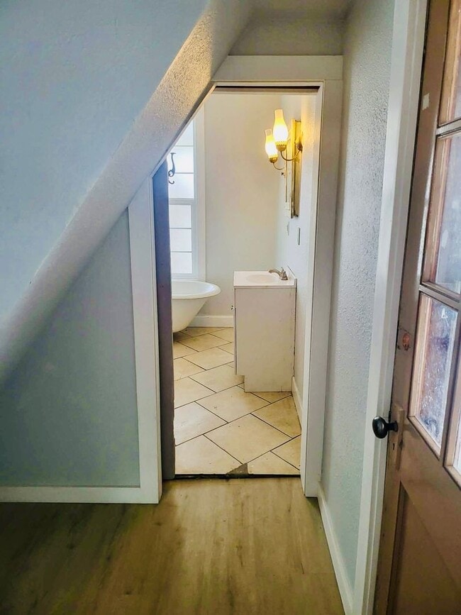 Building Photo - 312 E Electric St