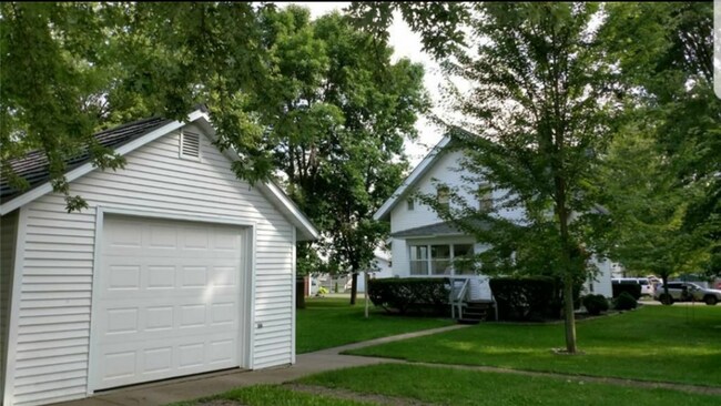 Building Photo - 224 E Dell St