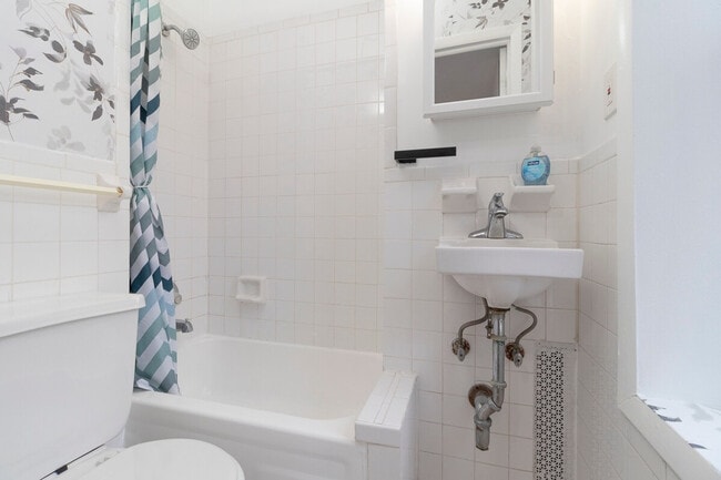 Building Photo - 248 E 91st St