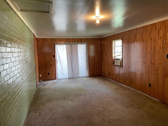 Family Room/1st Room - 320 Logan St