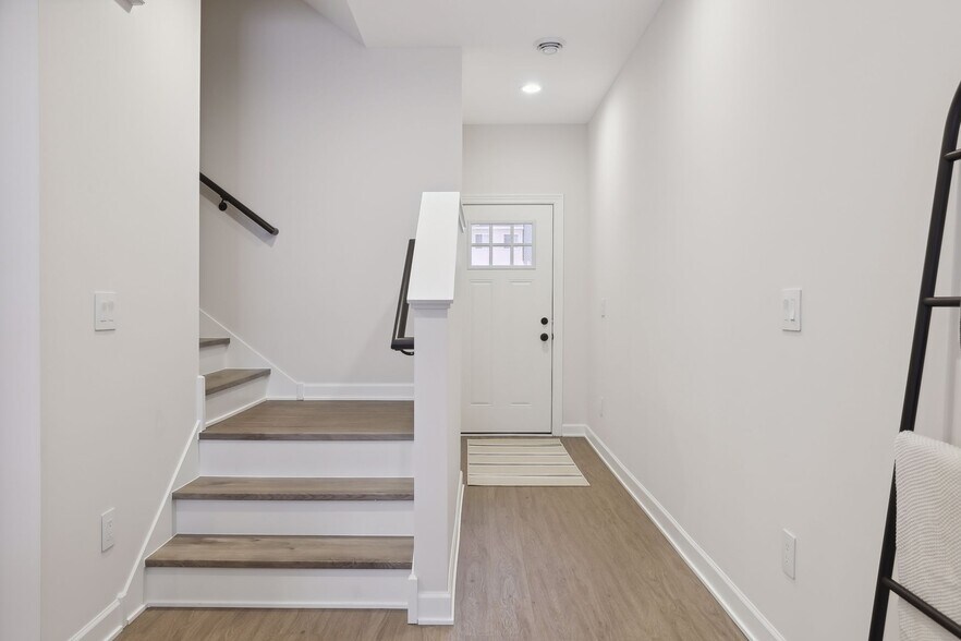 Building Photo - 814 Dailey Pl