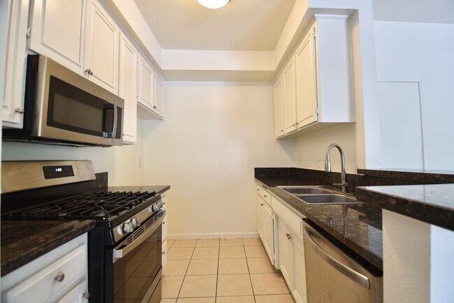 Building Photo - 11434 Moorpark St