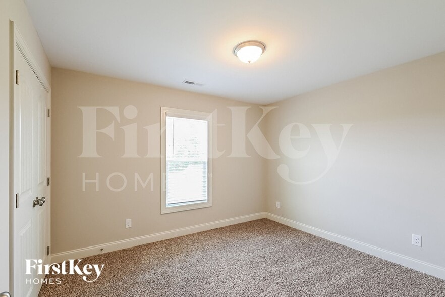 Building Photo - 92 Squire St