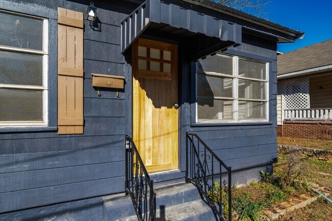 Building Photo - STUNNINGLY REMODELED • SUPER SPACIOUS • WON’T LAST LONG!