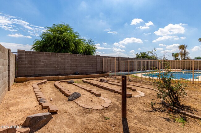 Building Photo - 4001 W Libby St