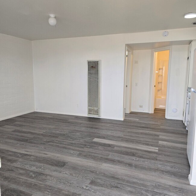 Building Photo - Remodeled and Fresh! One Bedroom Apartment with utilities included