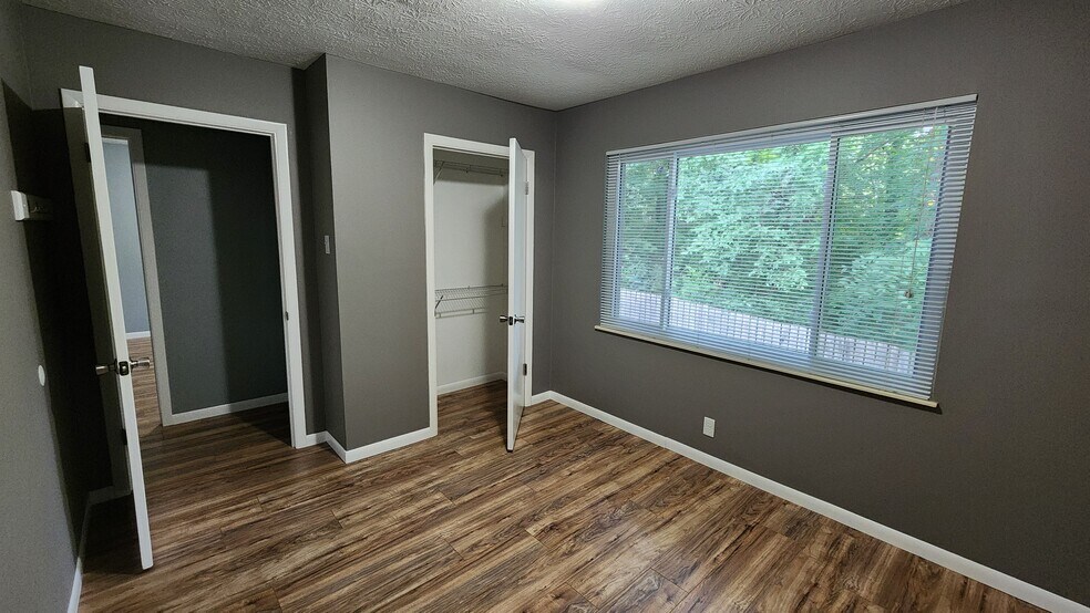 SE Bedroom - 720 Shadycrest Dr