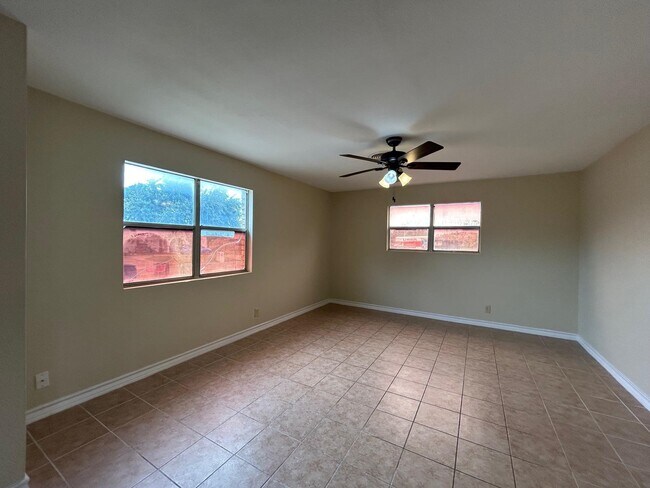 Building Photo - 1006 Laurel Dr