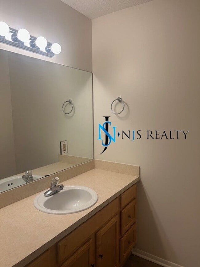 Building Photo - GORGEOUS 3/2 1200 sq ft home with FRESH PA...