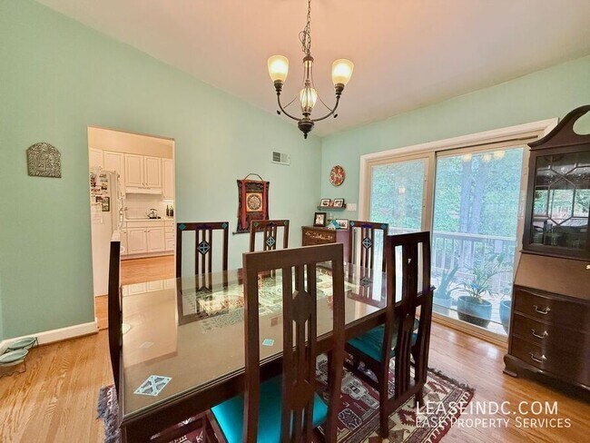 Building Photo - 6424 Hollins Dr