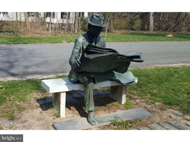 Building Photo - 10 Charlton St