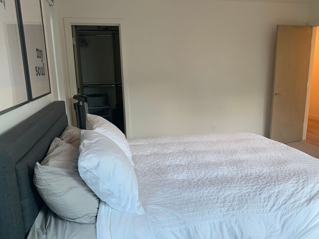 Building Photo - Capital Hill Row House ! 3 bed, 3 bath 194...