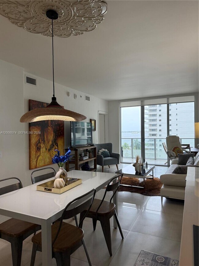 Building Photo - 1300 Brickell Bay Dr