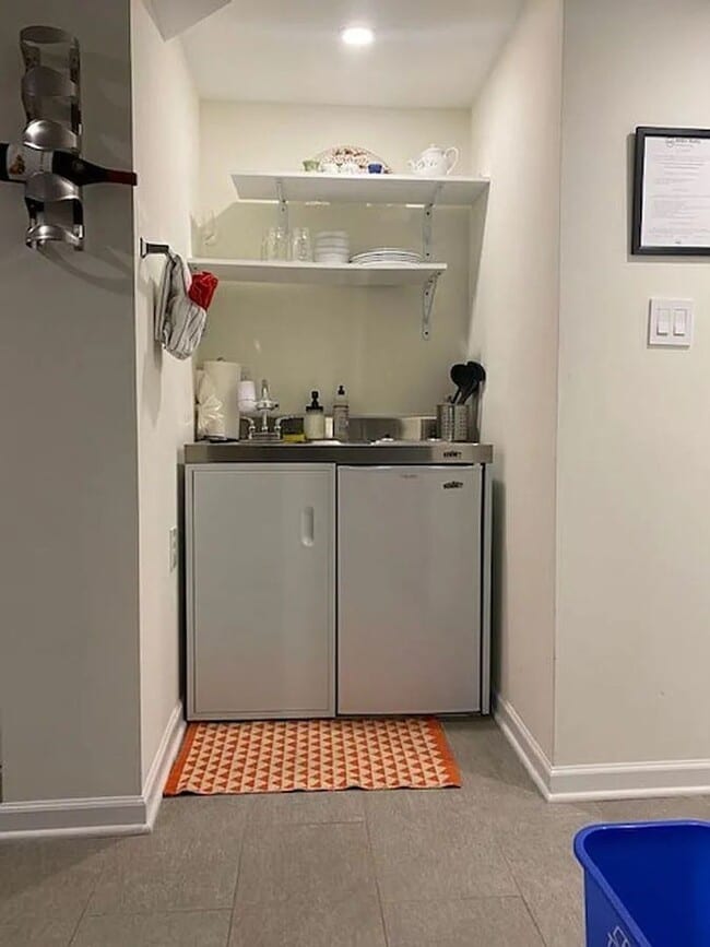 Building Photo - Brentwood Beauty