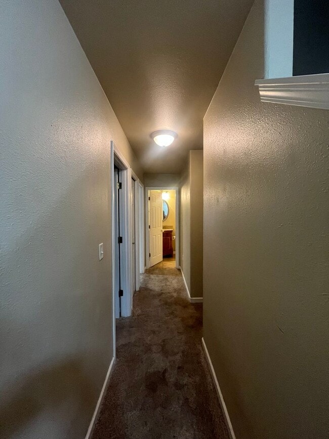 Building Photo - 3-Bedroom 2.5-Bathroom home in Eugene