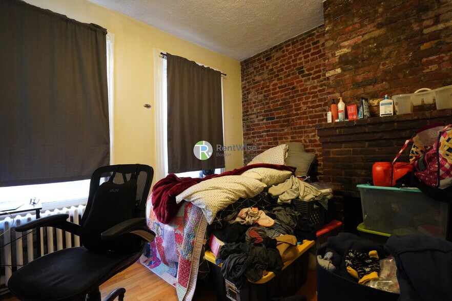 Building Photo - 40 Anderson St