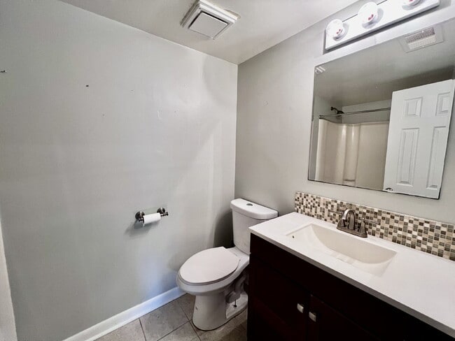 Building Photo - AMAZING 2 BED / 2 BATH CONDO – ONLY 8 BLOCKS FROM THE BEACH!