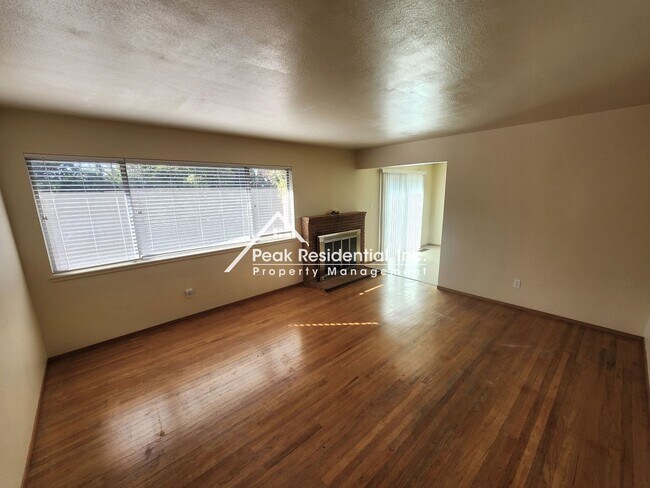 Building Photo - Charming 4bd/2ba Home with Large Backyard