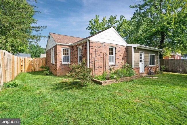 Building Photo - 504 Sharpley Ln