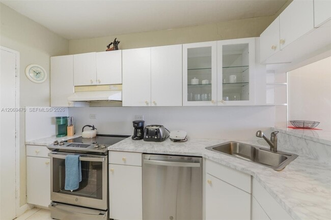 Building Photo - 5601 Collins Ave