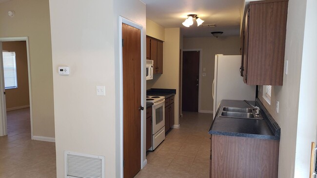 Building Photo - 2 Bed, 2 bath minutes from downtown Mt Dor...