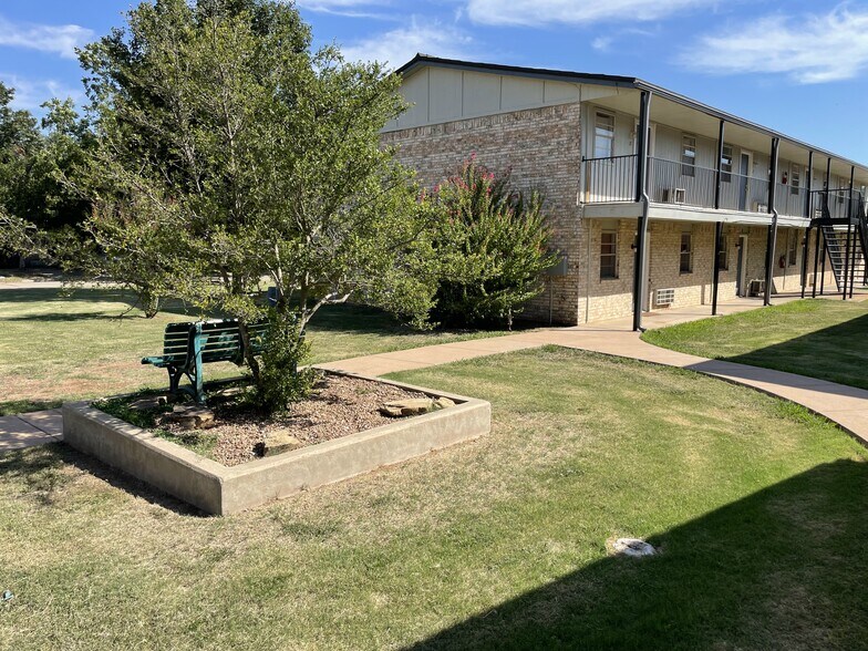 Building Photo - 1502 NW Kingsbury Ave