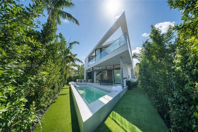 Building Photo - 1045 W 47th Ct