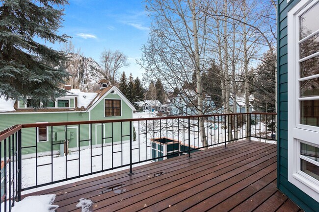 Building Photo - 437 W Smuggler St