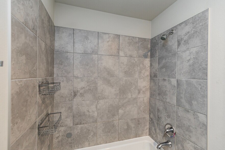 Master Shower & Oversize Bath - 3707 S 1st Pl