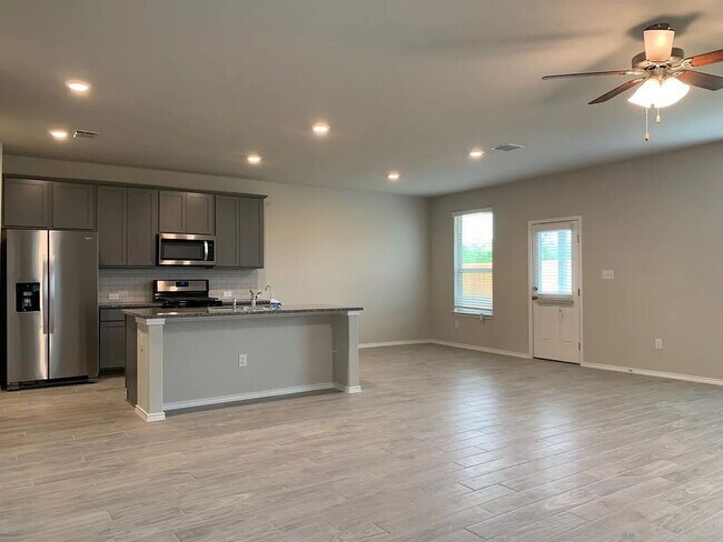 Building Photo - 271 Kinsley Wy