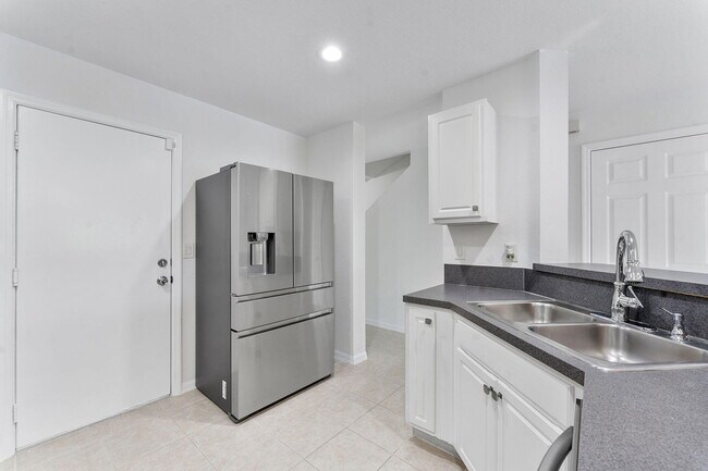 Building Photo - 16129 Sierra Palms Dr