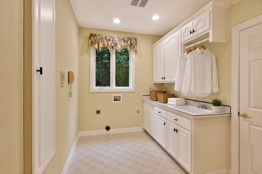 Laundry room - 1645 SE Oak Shore Ln