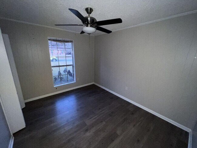 Building Photo - 3-Bedroom, 1.5-Bath Home in Baker  | Avail...