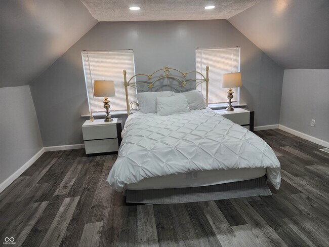 Building Photo - 106 S McCarty St