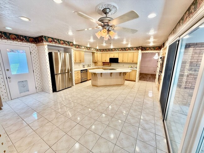 Building Photo - Distinctive and Spacious 5-BR Home in Bloomington
