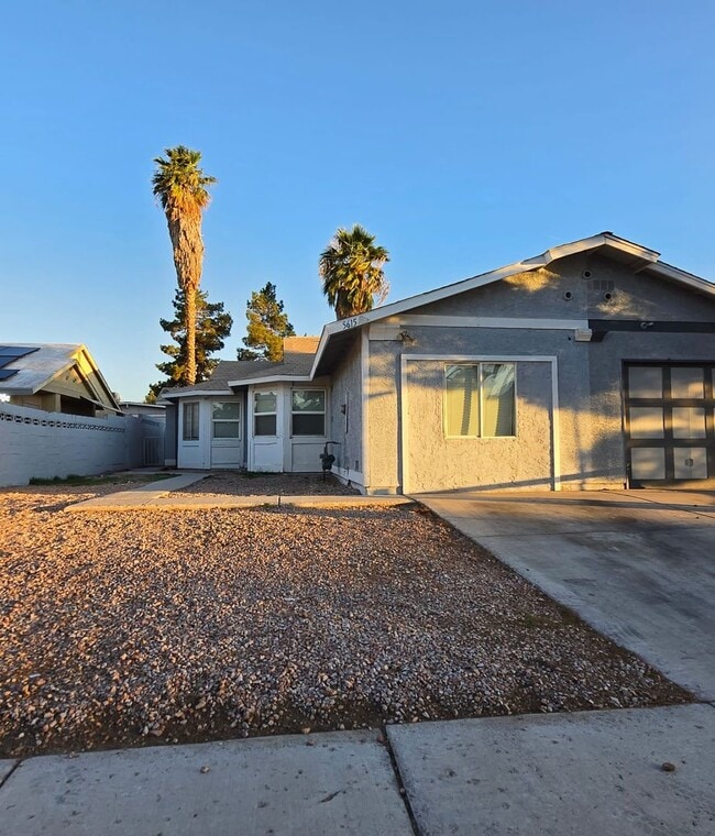 Building Photo - Stunning single story house single family.