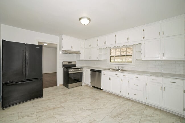 Primary Photo - 305 Hickory Ave SW
