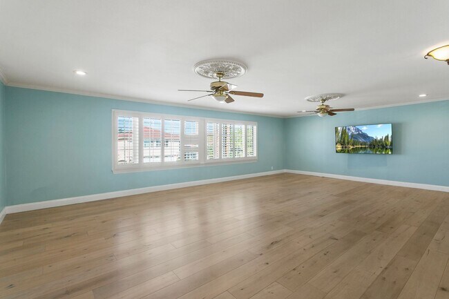 Building Photo - Remodeled Huntington Home!