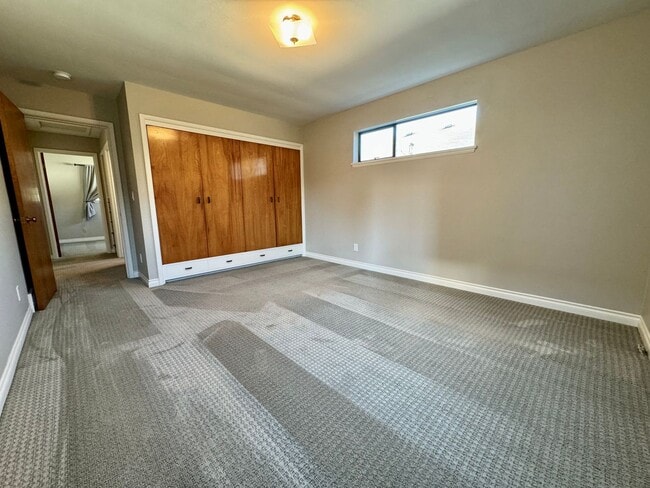 Building Photo - Large Mid-Century Charmer in Sunset Hill!