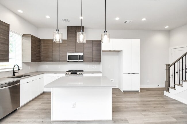 Building Photo - 313 Charlock St