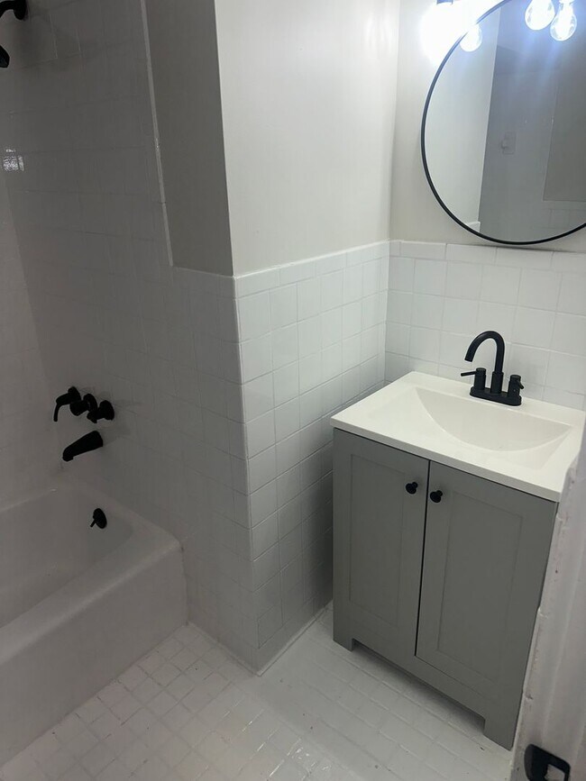 Building Photo - 803 7th St