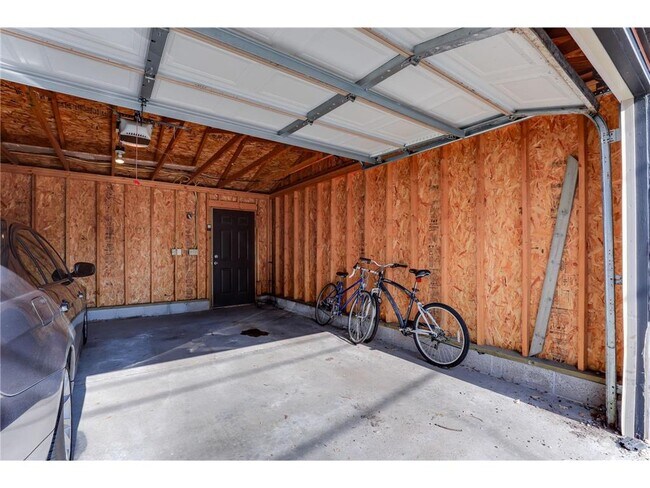 Building Photo - 1520 Elliot Ave S