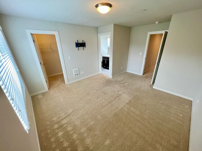 Building Photo - Exceptional 4 Bed 3 Bath Townhome on corner lot. One months rent free!!